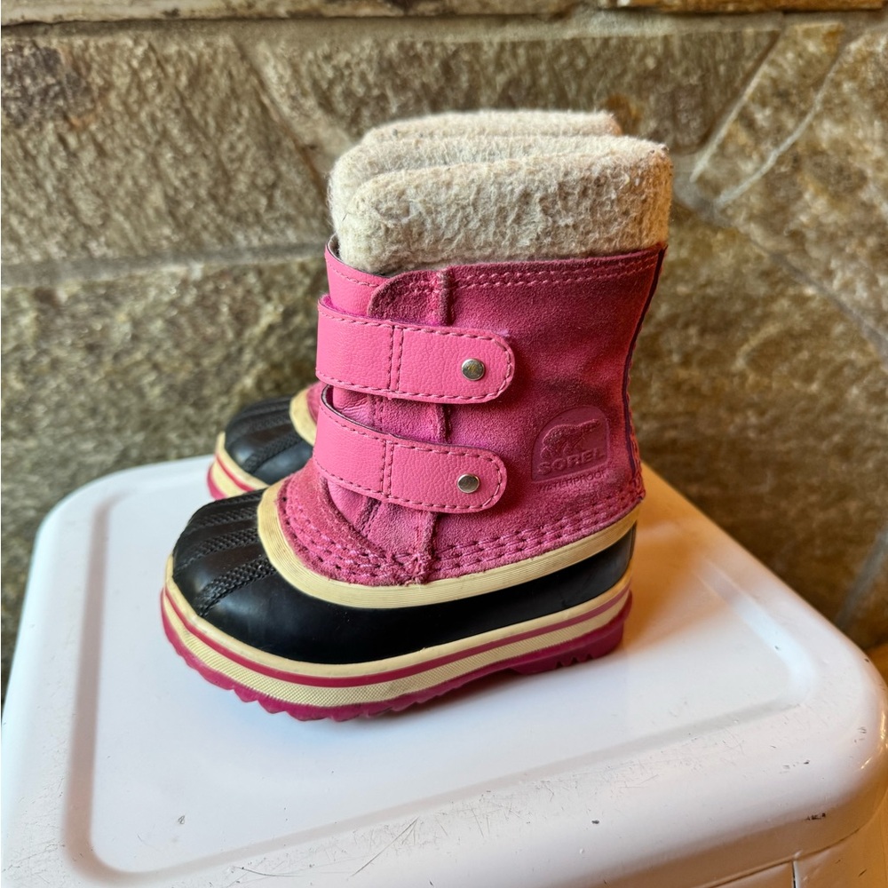 Toddler girls pink Sorel snow boots size 5
